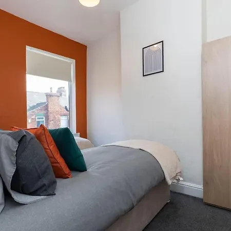 Contractor-friendly 2 Bed House Fast Wifi & Free Parking Holiday home