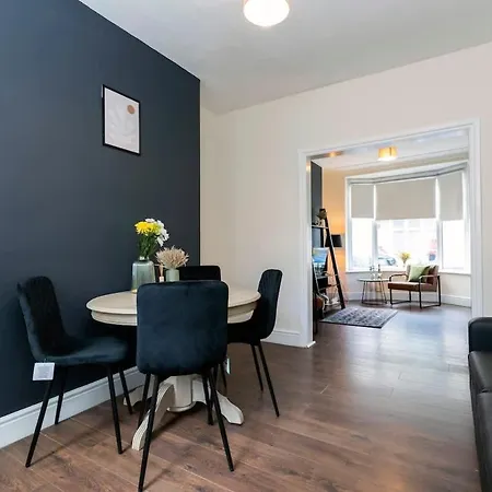 Contractor-friendly 2 Bed House Fast Wifi & Free Parking Holiday home Redcar