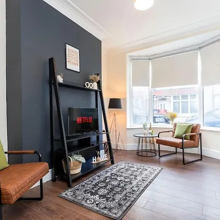 Contractor-friendly 2 Bed House Fast Wifi & Free Parking *