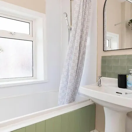 Contractor-friendly 2 Bed House Fast Wifi & Free Parking בית נופש