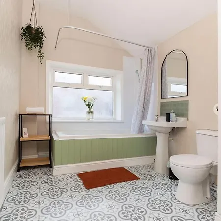 Dom wakacyjny Contractor-friendly 2 Bed House Fast Wifi & Free Parking *